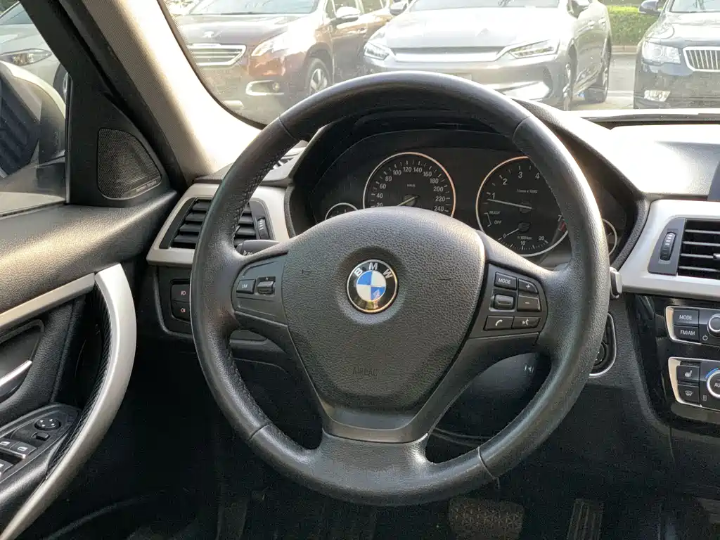 BMW 3 Series 2016 — фото 16