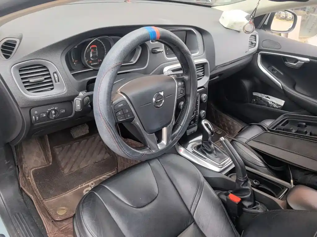 Volvo V40 2016 — фото 10