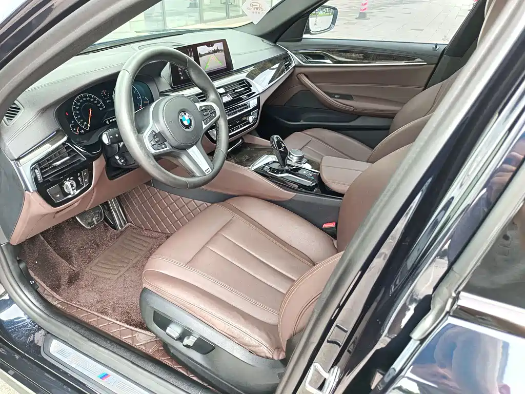 BMW 5 Series 2019 — фото 10