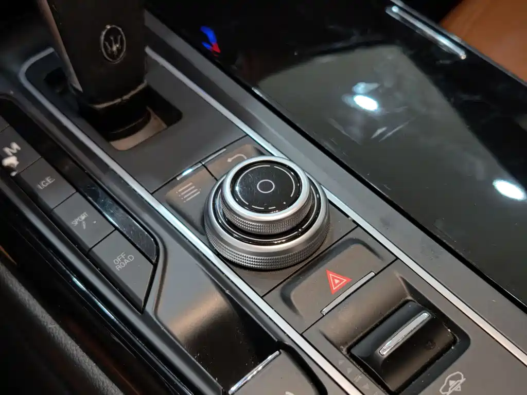 Maserati Levante 2017 — фото 11