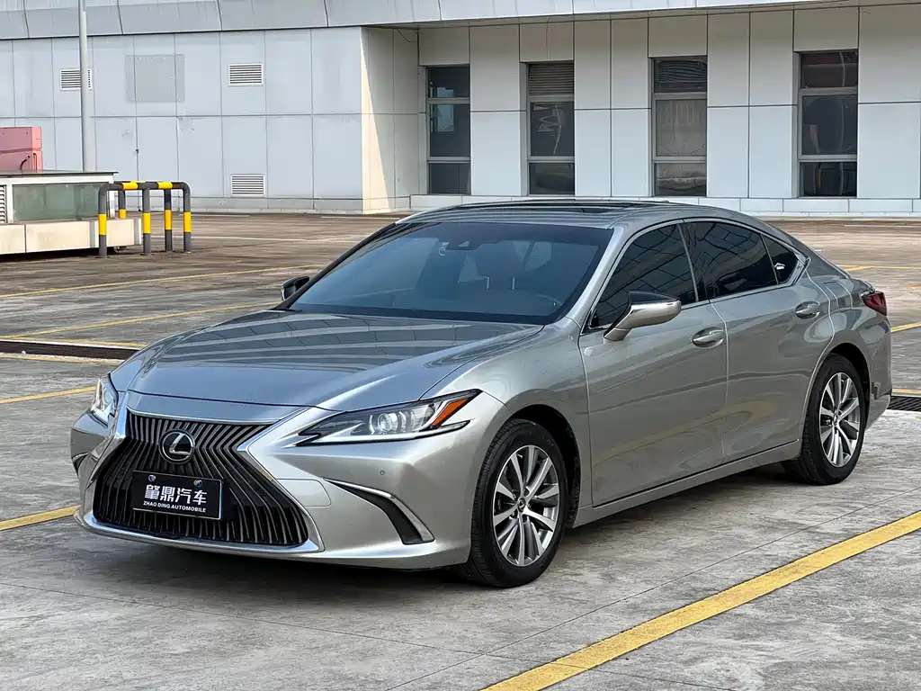 Lexus ES 2019 — фото 1