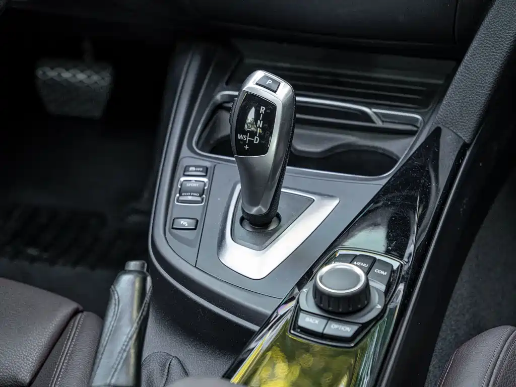 BMW 3 Series 2018 — фото 13