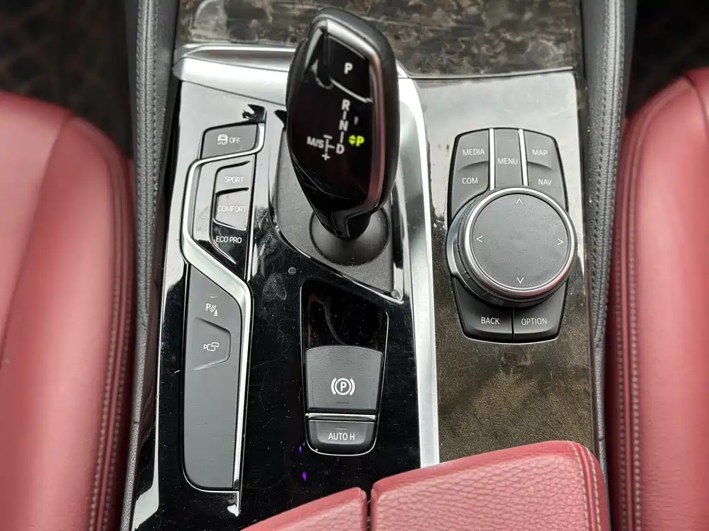 BMW 5 Series 2019 — фото 12