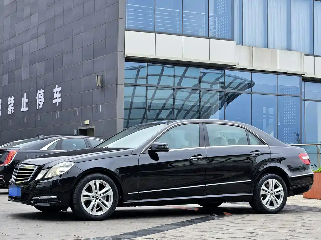 Mercedes-Benz E-Class 2010 — фото 1