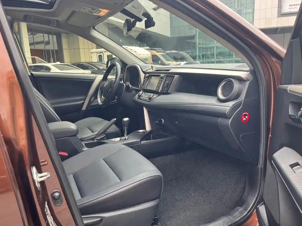 Toyota RAV4 2016 — фото 12