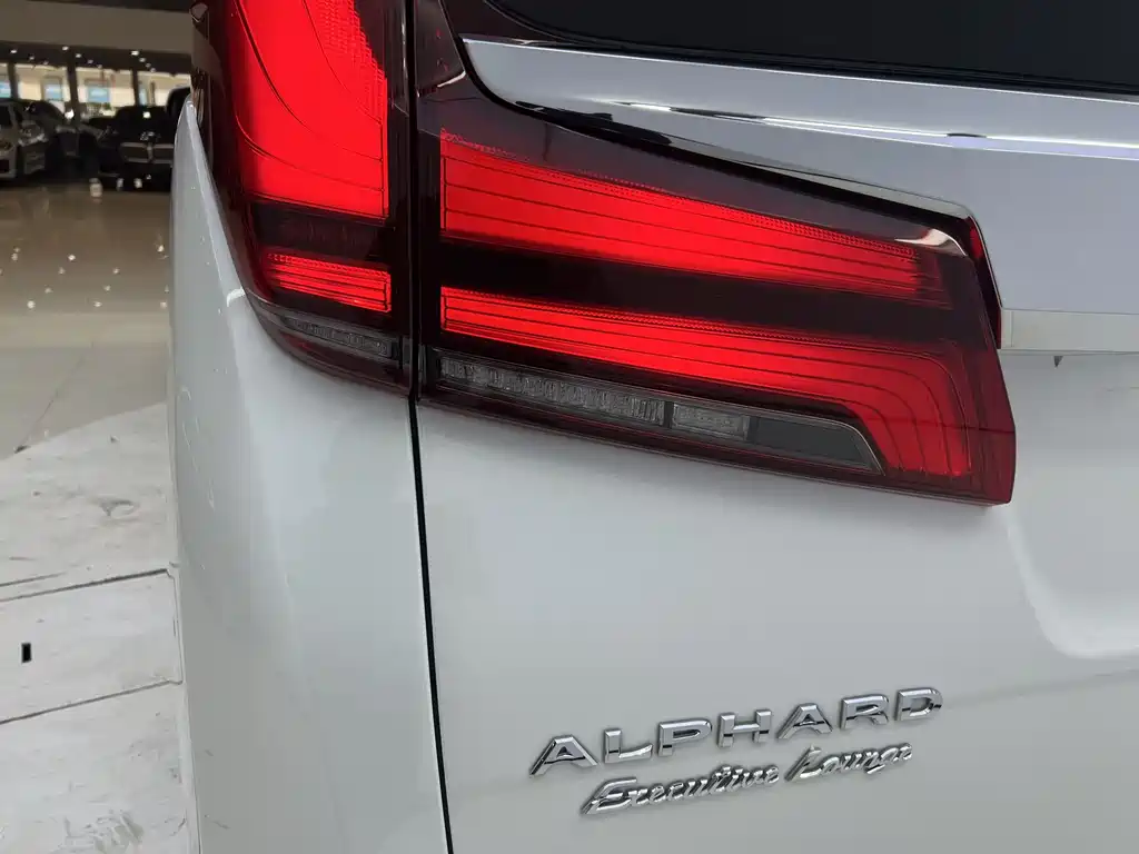 Toyota Alphard 2022 — фото 11