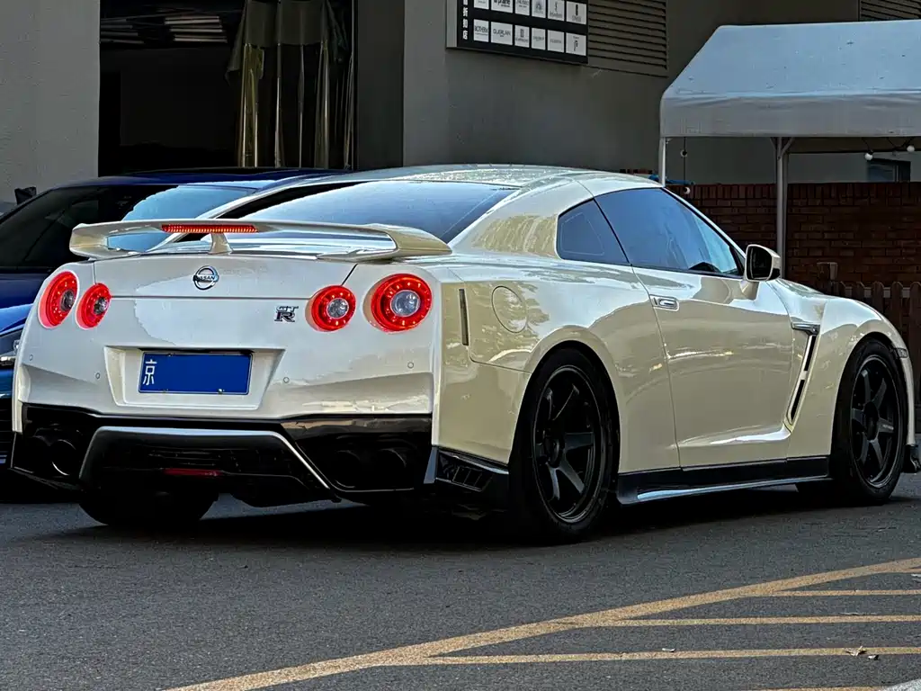 Nissan GT-R 2017 — фото 10