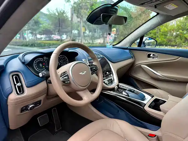 Aston Martin DBX 2022