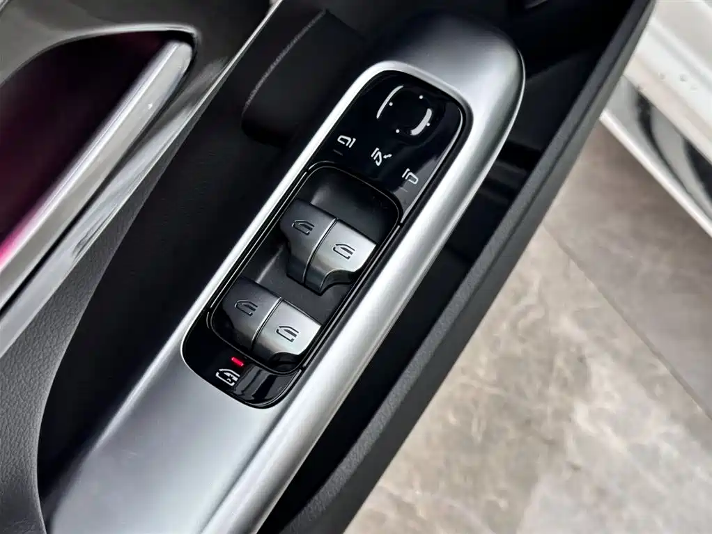 Mercedes-Benz C-Class 2025 — фото 16