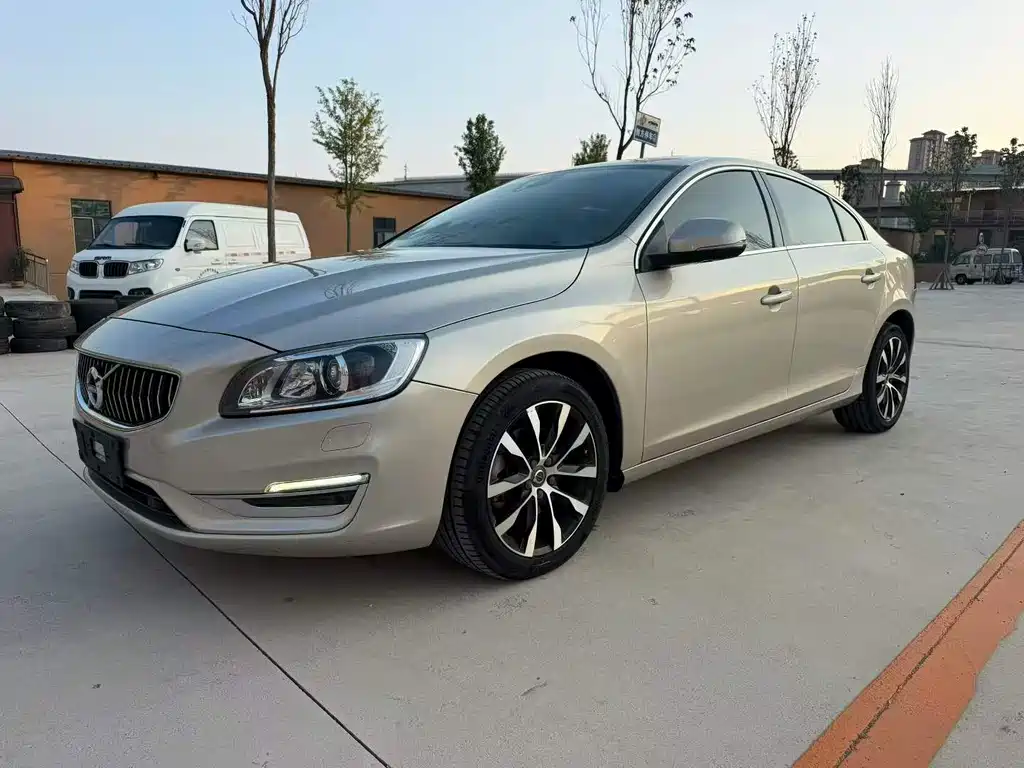 Volvo S60 2019 — фото 1