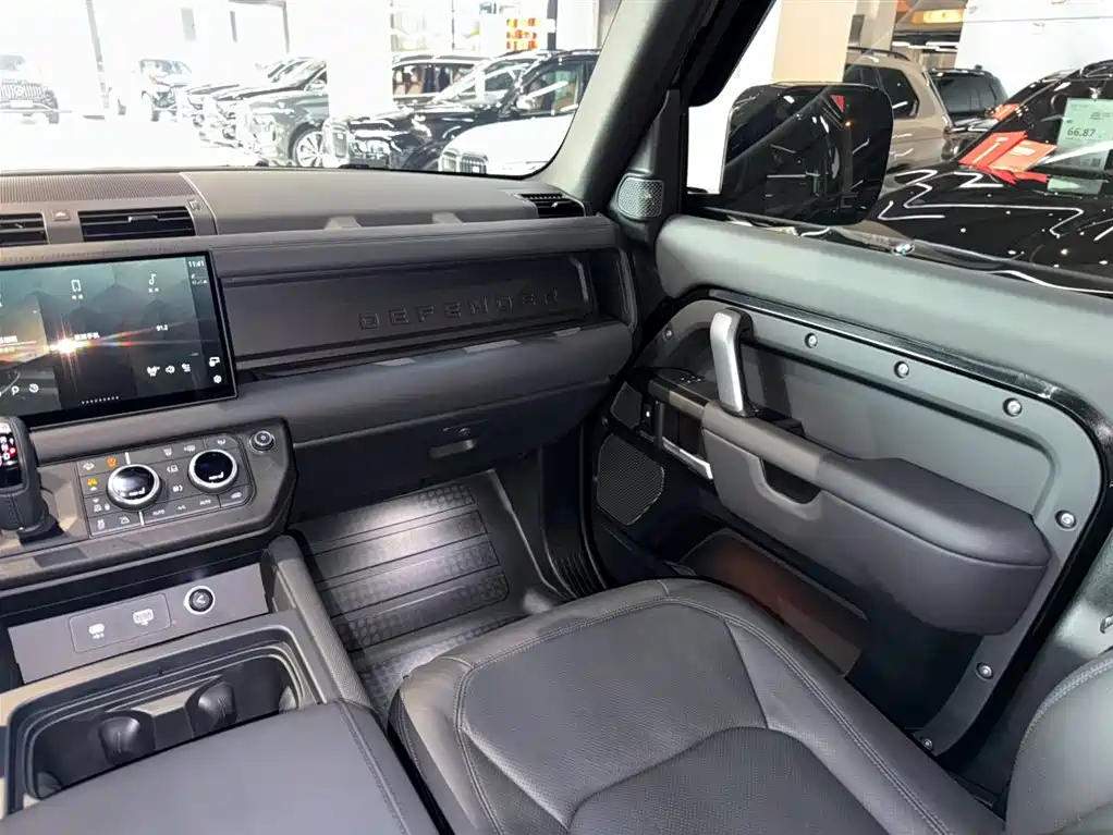 Land Rover Defender 2024 — фото 11