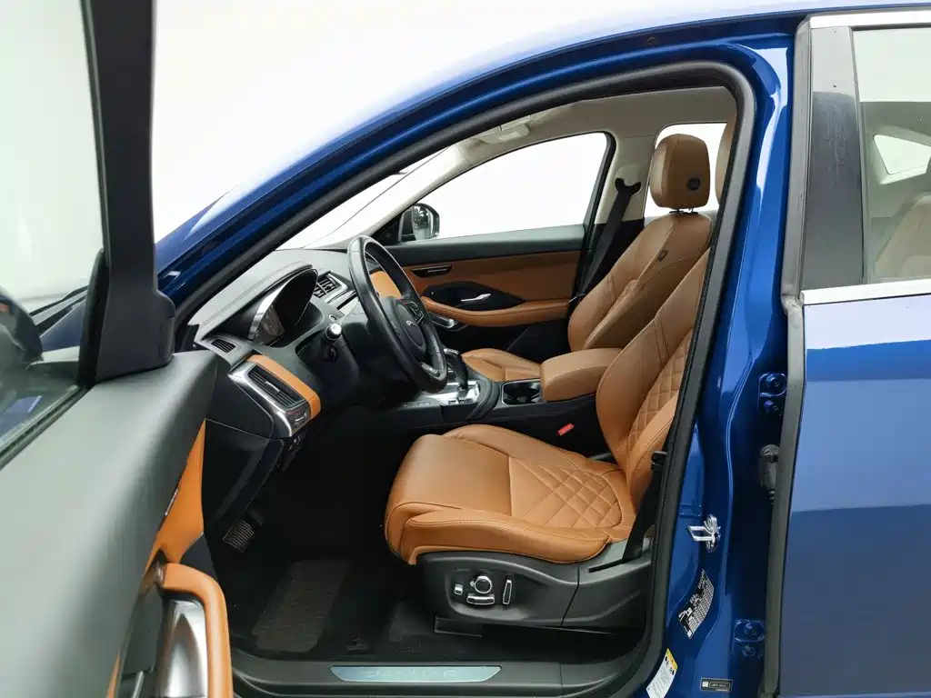 Jaguar E-PACE 2019 — фото 10