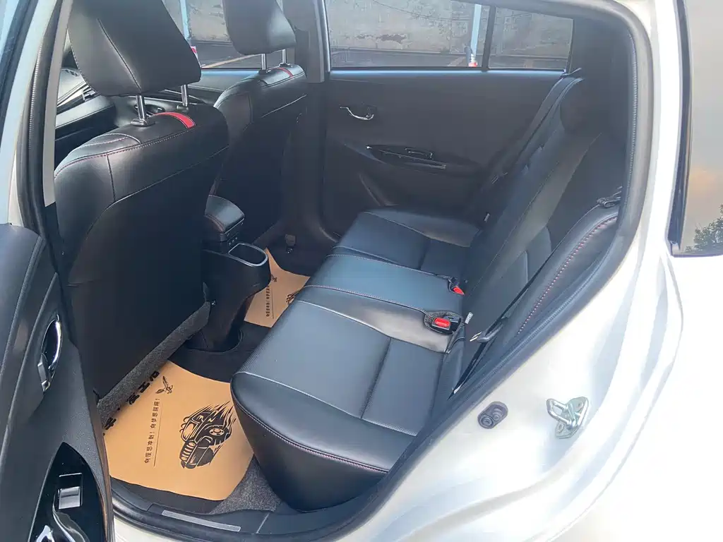 Toyota Yaris L 2023 — фото 11