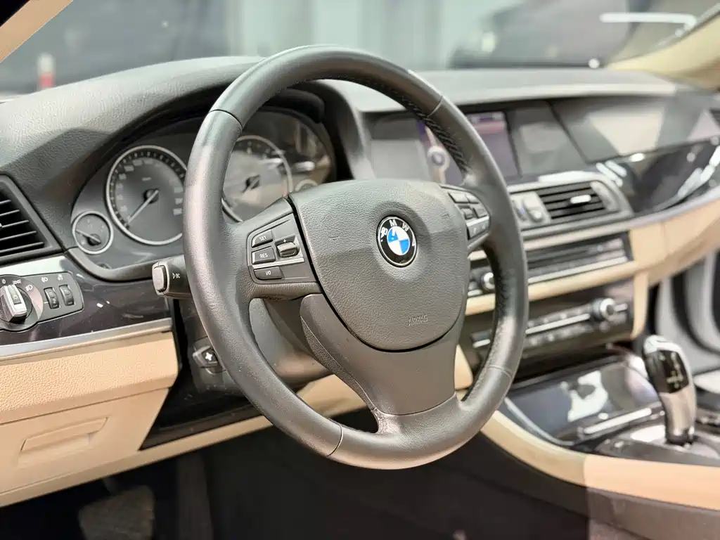 BMW 5 Series 2011 — фото 10