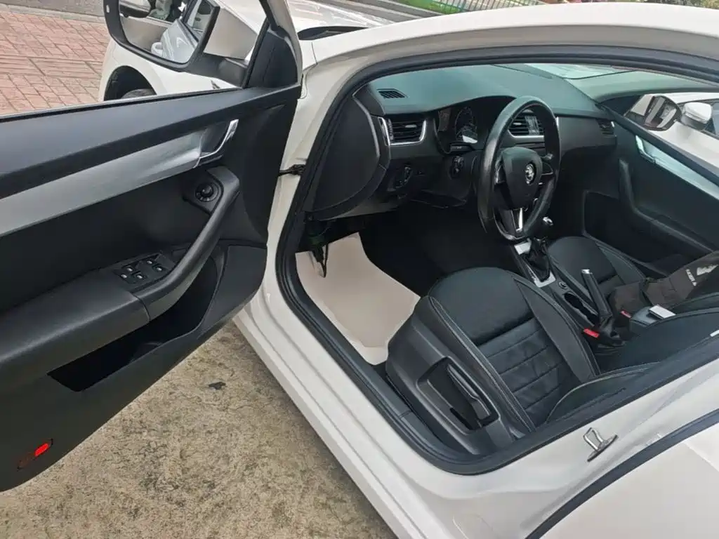 Skoda Octavia 2017 — фото 16
