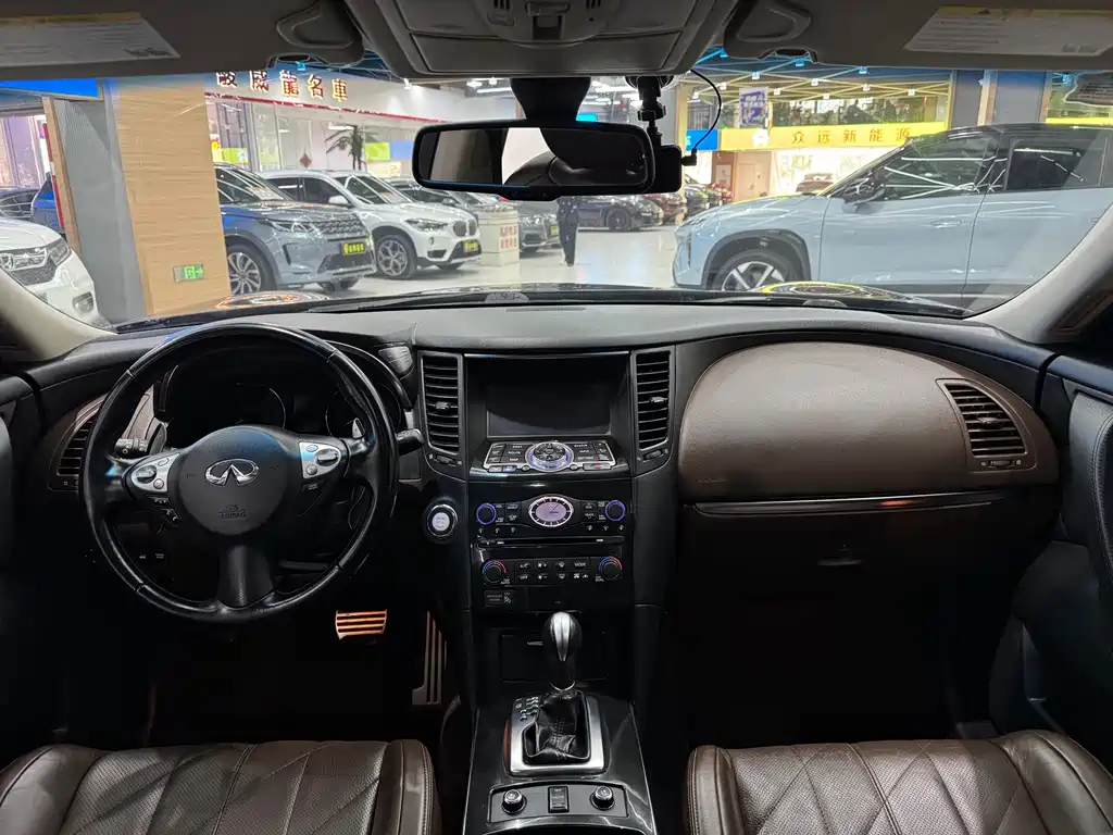 Infiniti QX70 2015 — фото 11