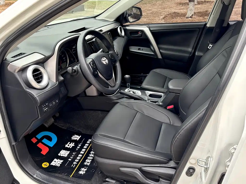 Toyota RAV4 2018 — фото 11