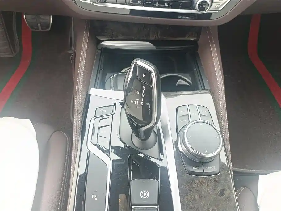 BMW 5 Series 2018 — фото 16