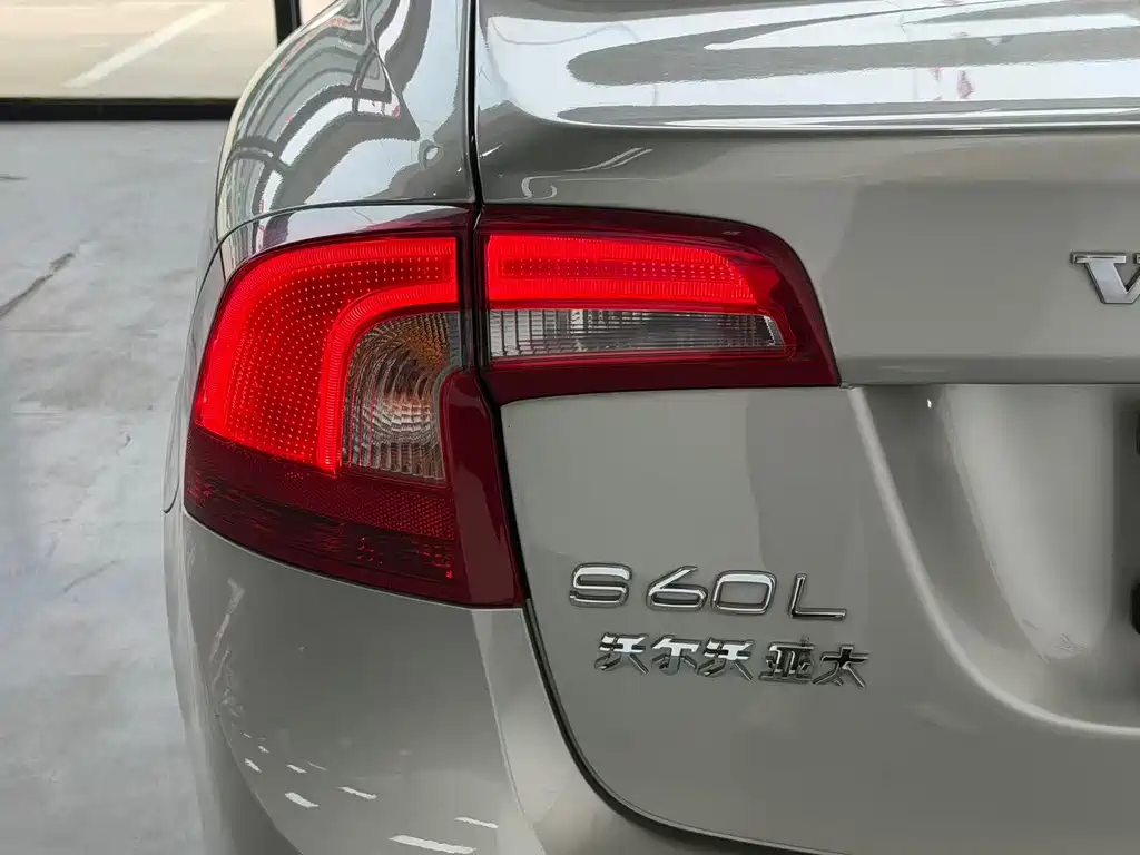 Volvo S60 2018 — фото 16