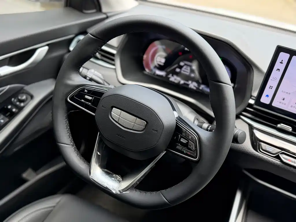 Geely Emgrand 2025 — фото 10