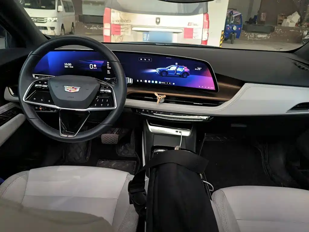 Cadillac GT4 2024 — фото 10