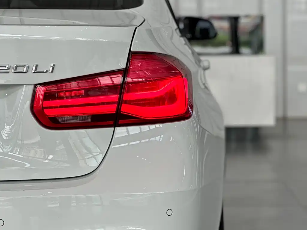 BMW 3 Series 2017 — фото 10