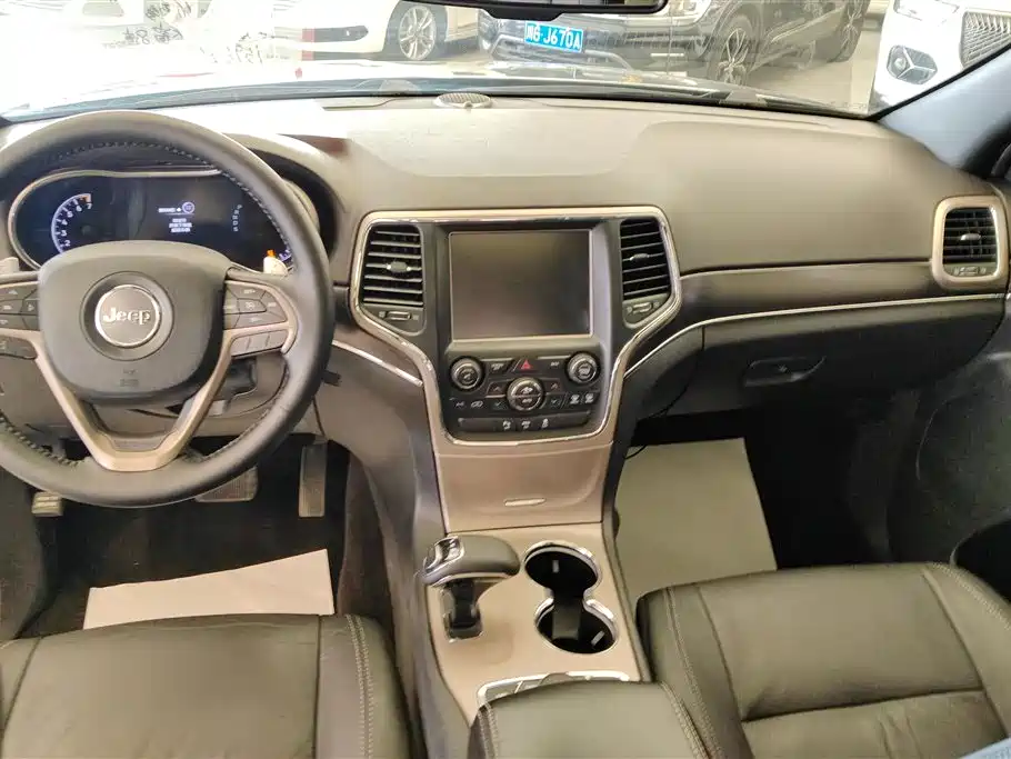 Jeep Grand Cherokee 2014 — фото 12