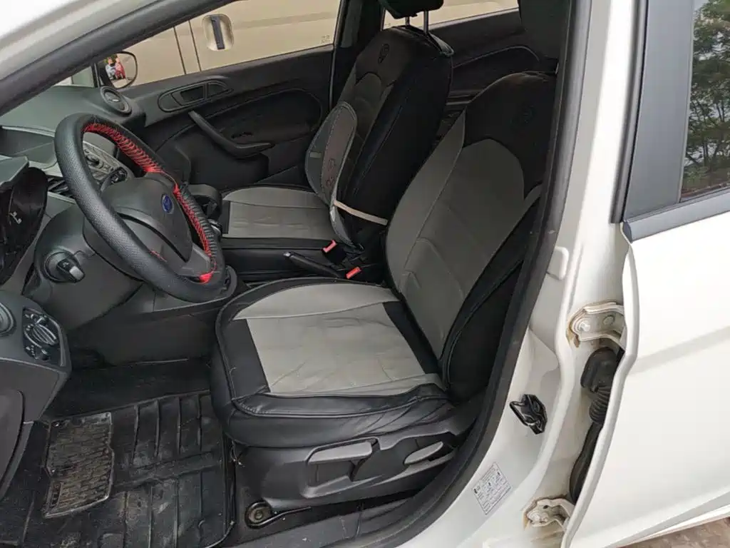 Ford Fiesta 2015 — фото 15
