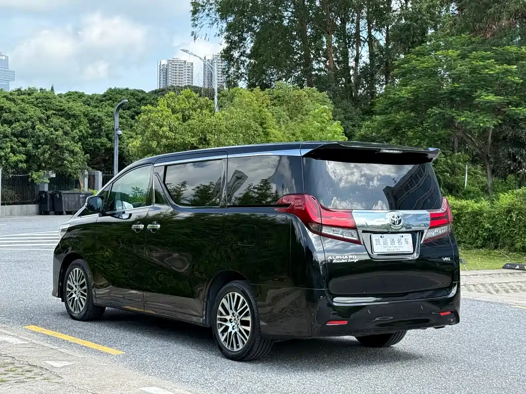 Toyota Alphard 2017 — фото 10