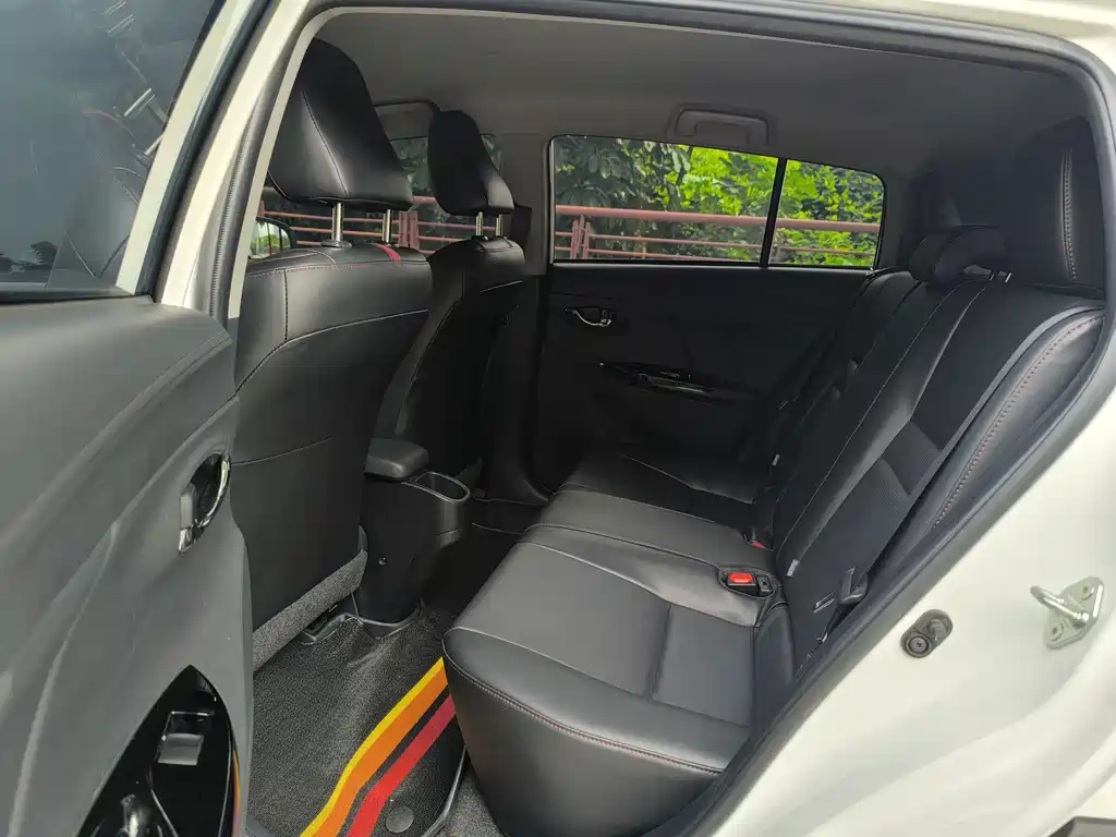 Toyota Yaris L 2023 — фото 11