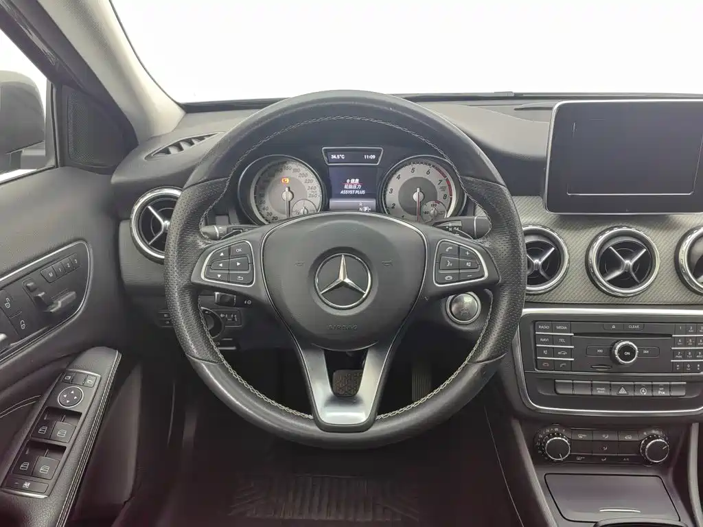 Mercedes-Benz GLA 2017 — фото 11