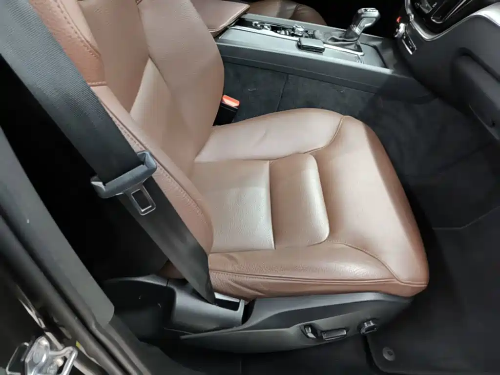 Volvo XC60 2021 — фото 25