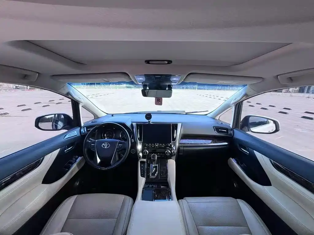 Toyota Alphard 2022 — фото 9
