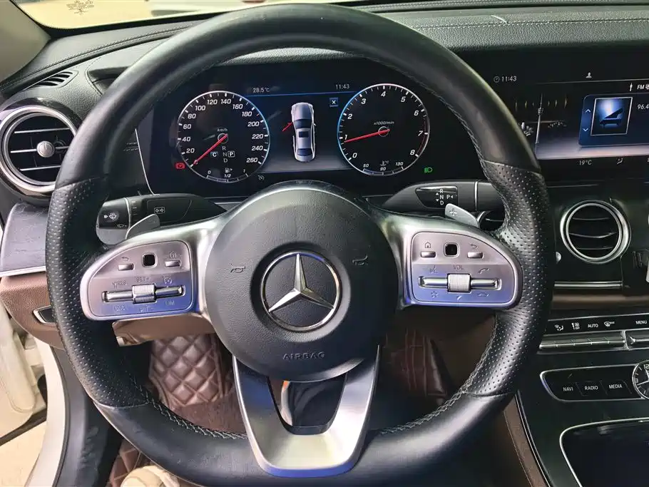 Mercedes-Benz E-Class 2019 — фото 15