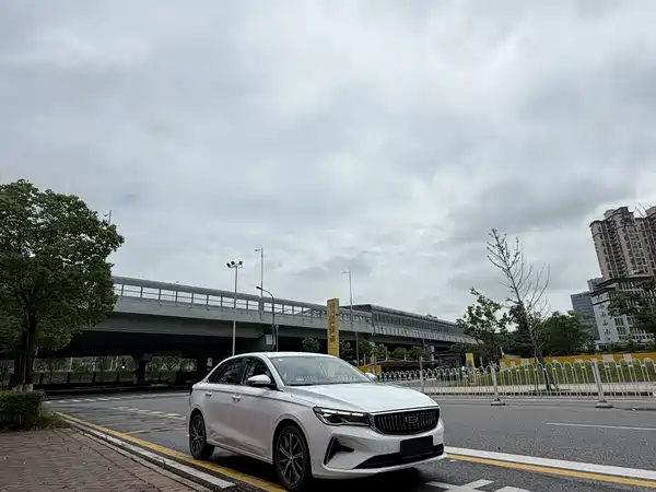 Geely Emgrand 2022
