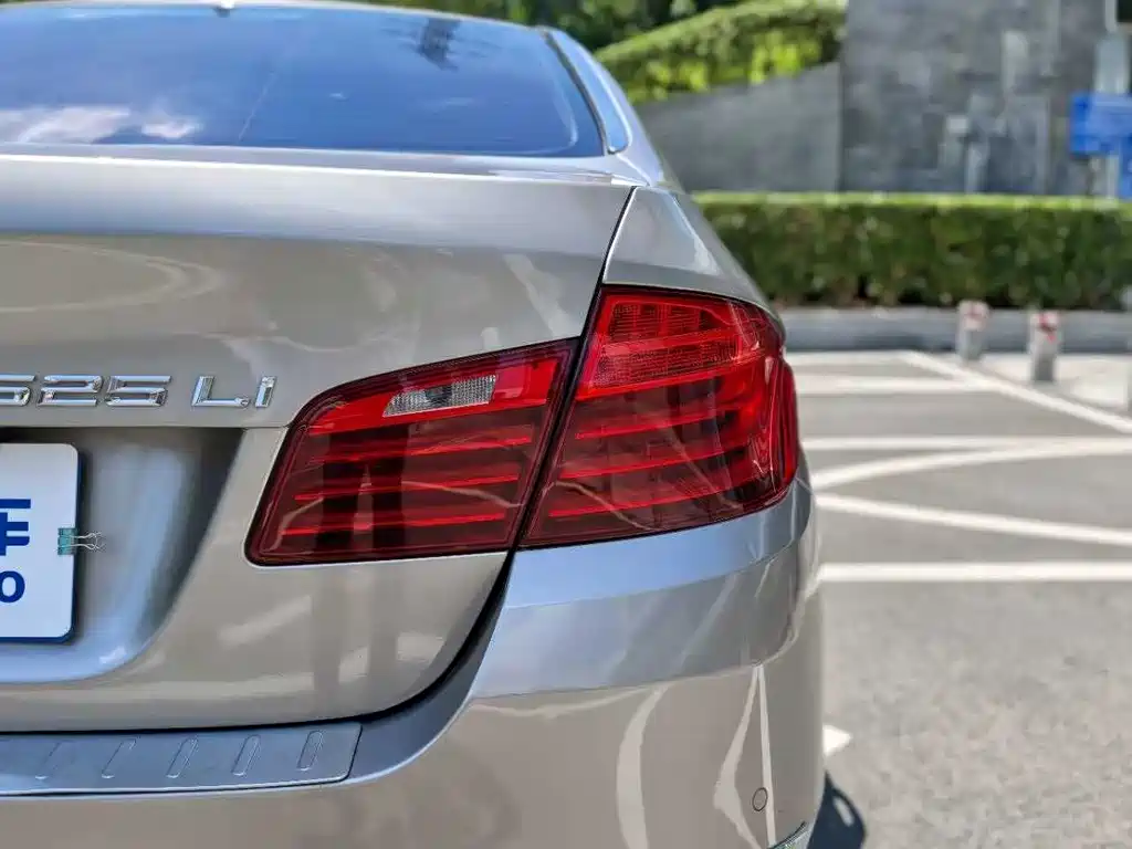 BMW 5 Series 2015 — фото 26