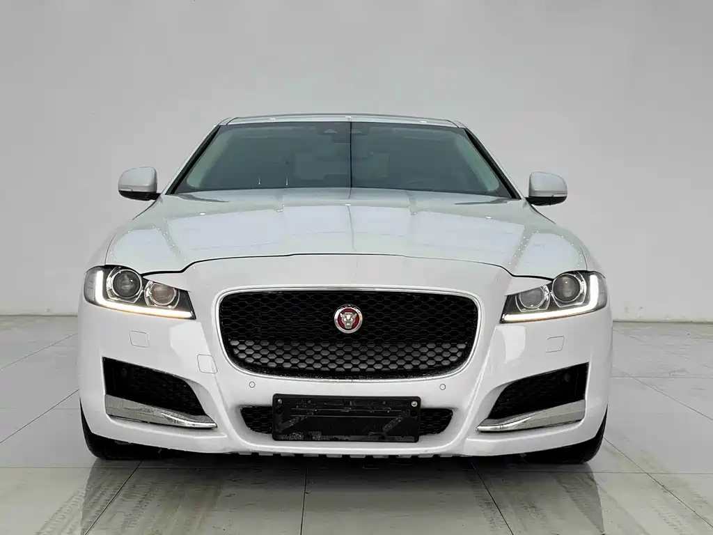 Jaguar XF 2016 — фото 1