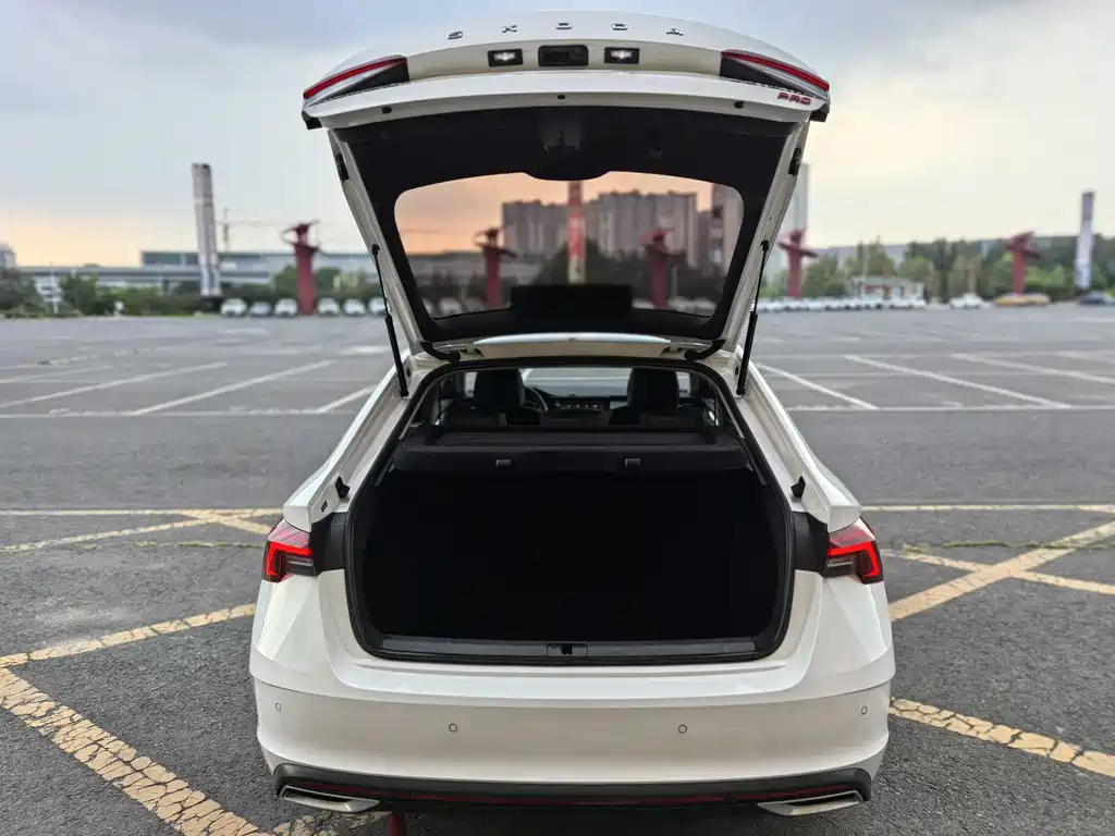 Skoda Octavia 2022 — фото 19