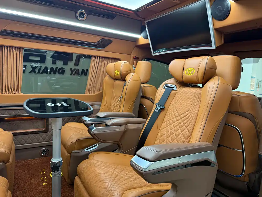 Toyota Hiace 2022 — фото 17