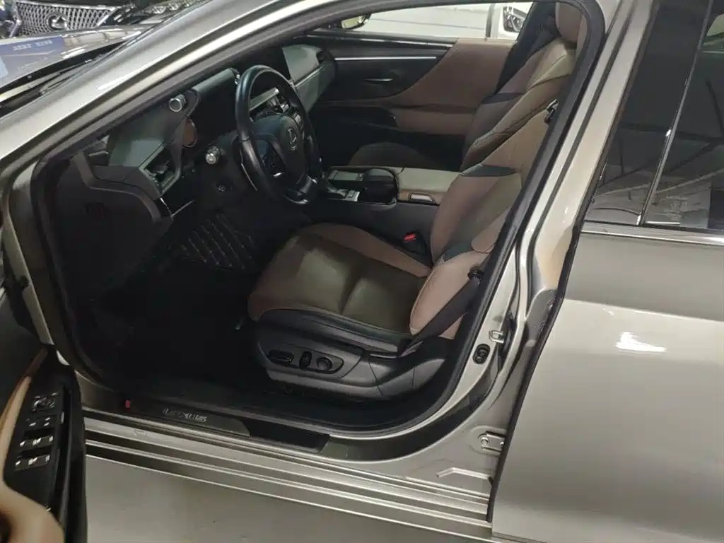 Lexus ES 2022