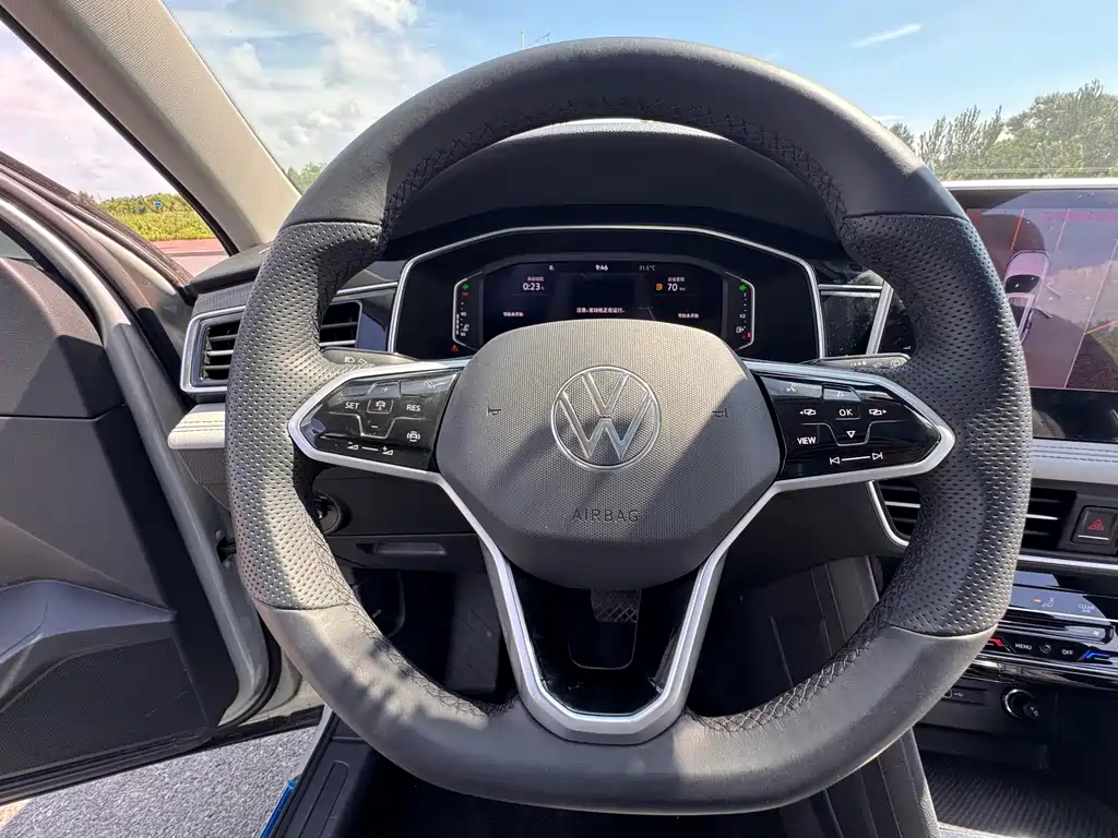 Volkswagen Tiguan L 2023 — фото 13
