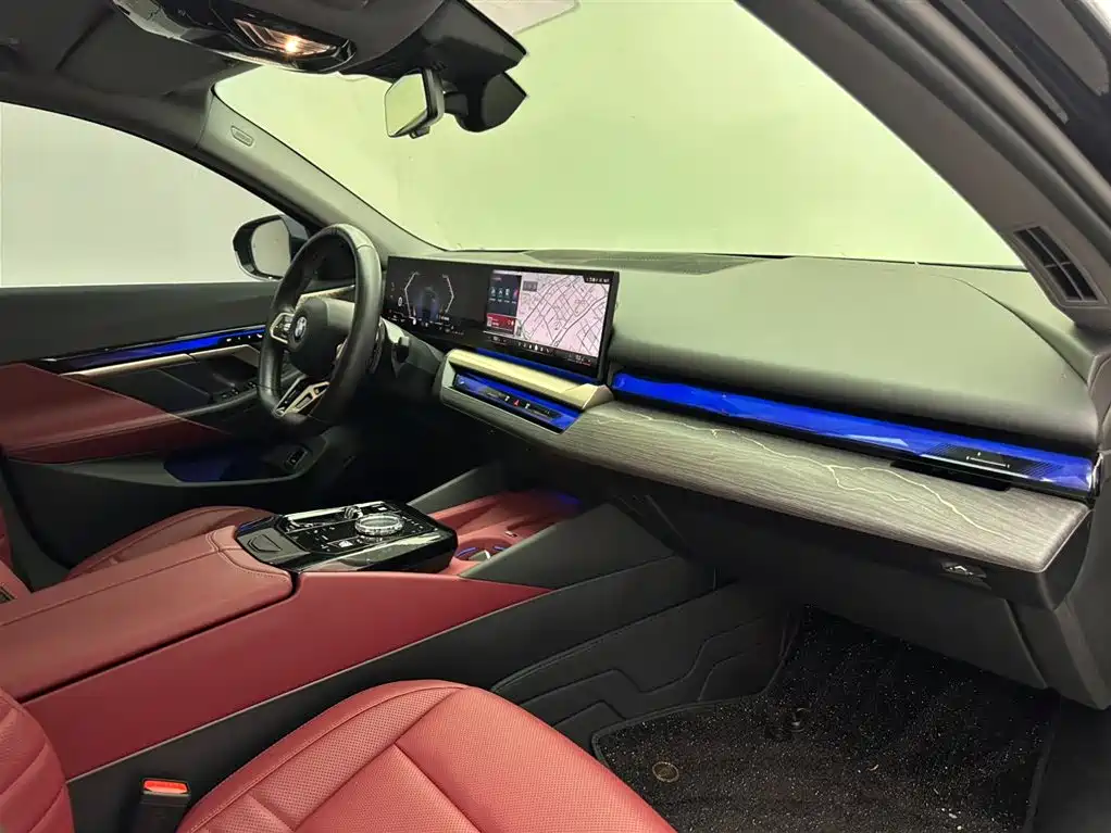 BMW 5 Series 2025 — фото 11