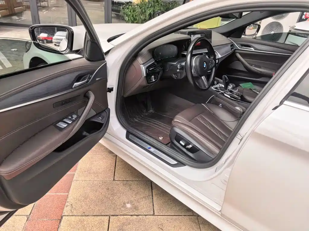 BMW 5 Series 2023 — фото 17