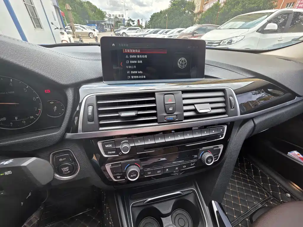 BMW 3 Series 2018 — фото 15