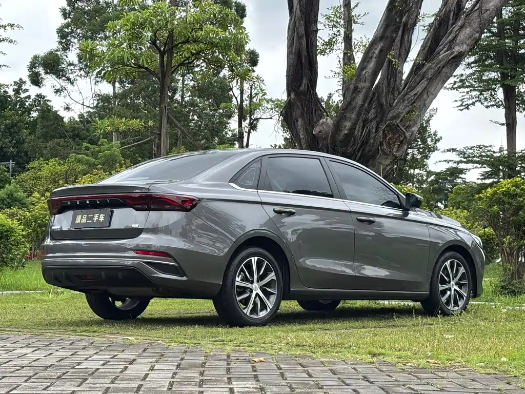 Geely Emgrand 2022