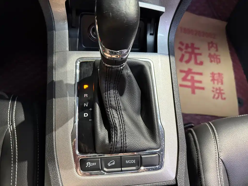 Roewe RX5 New Energy 2017 — фото 10
