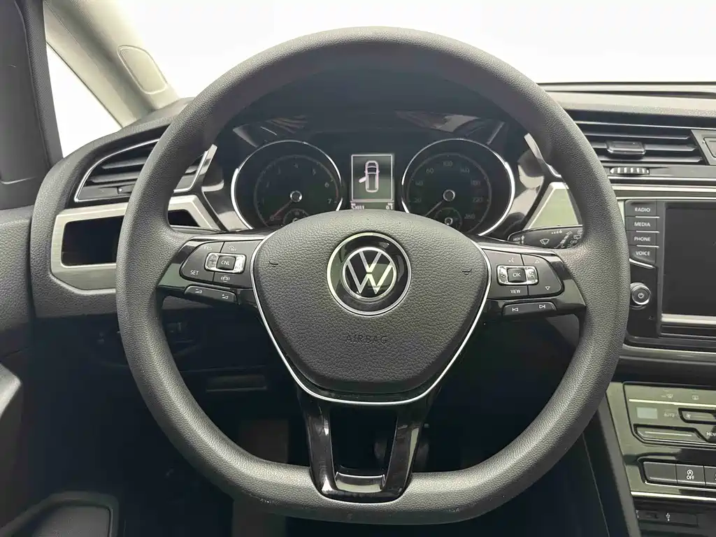 Volkswagen Touran 2023 — фото 17