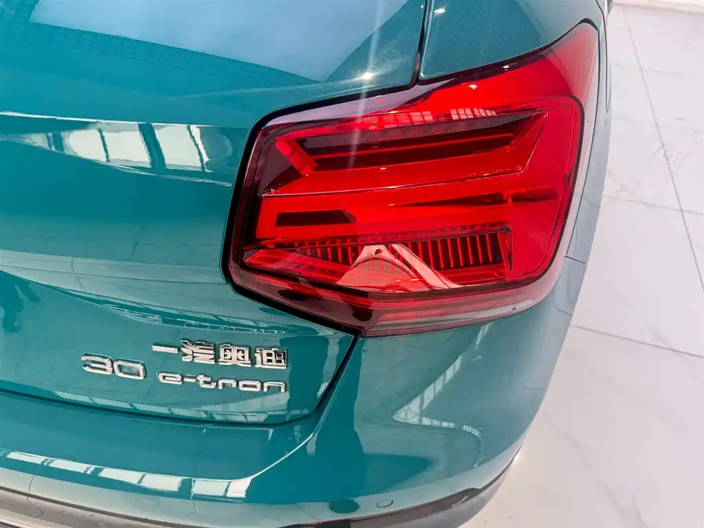 Audi Q2L e-tron 2021 — фото 14