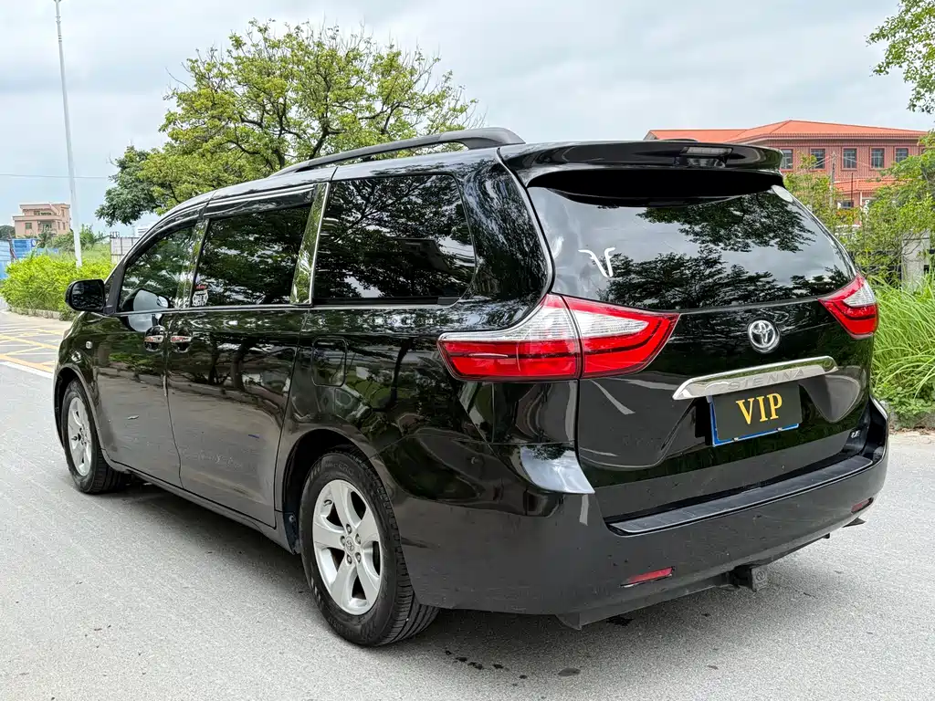 Toyota Sienna 2018 — фото 11