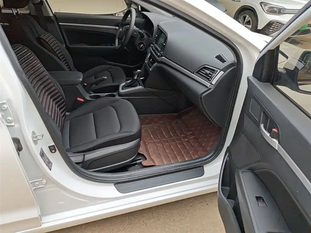 Hyundai Elantra 2019 — фото 25
